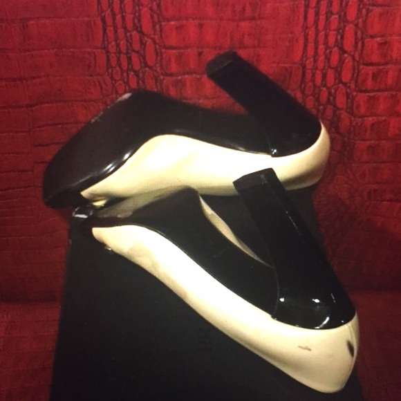 AUTHENTIC PRADA SHOE -PATENT LEATHER WHITE £ BLACK - Picture 5 of 8